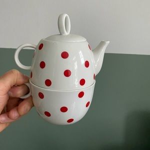 Polka dots teapot and teacup